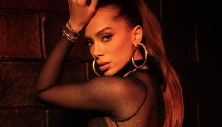 Anitta faz fisioterapia no assoalho pélvico e se diverte