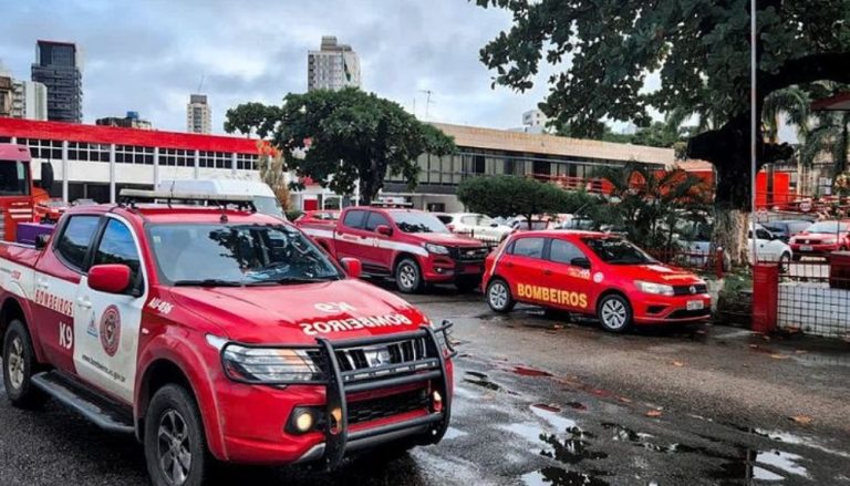 Bombeiros combatem fogo em duas localidades da Grande Vitória