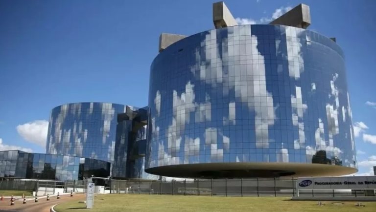 Juiz é acusado de assediar mulheres, forçar beijos e fazer reunião nu