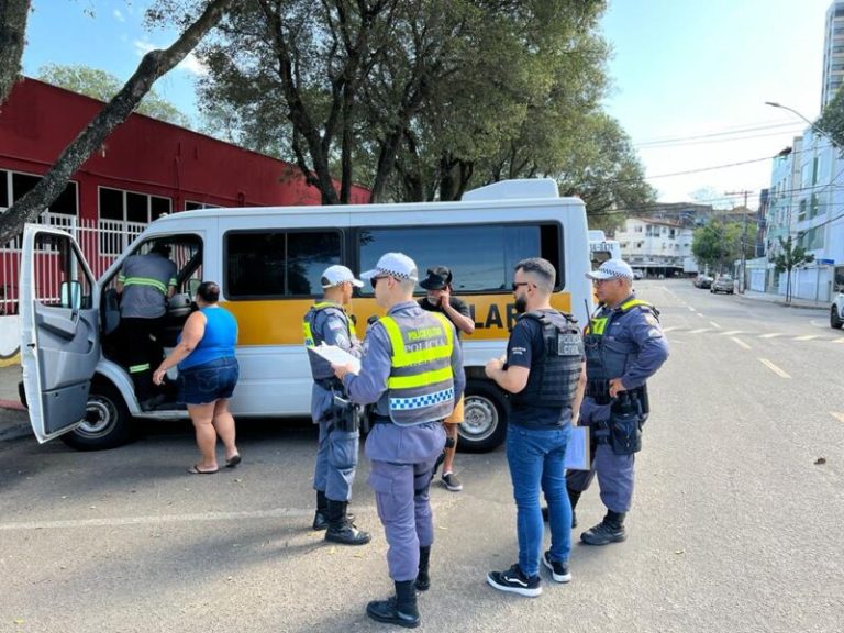 Nove vans escolares são autuadas por credenciamento vencido em Vitória