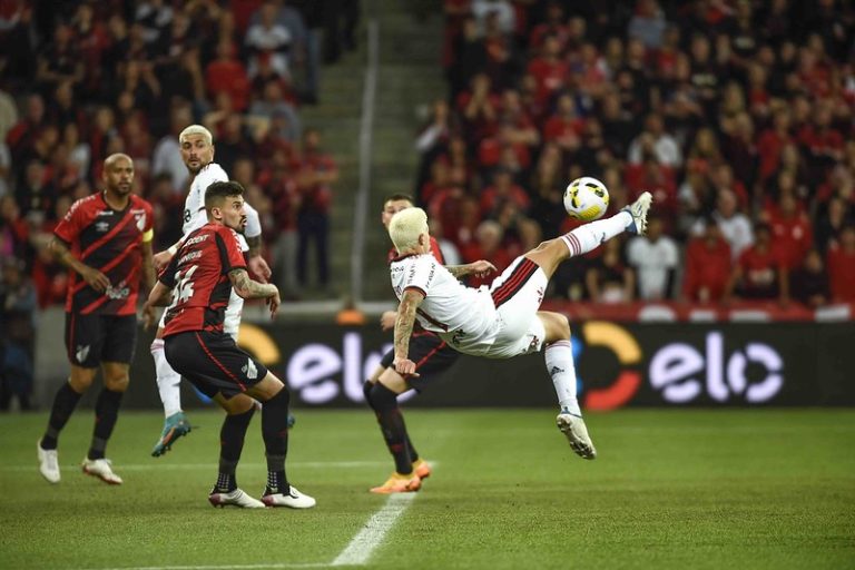 Pedro marca golaço, e Flamengo elimina Athletico na Copa do Brasil