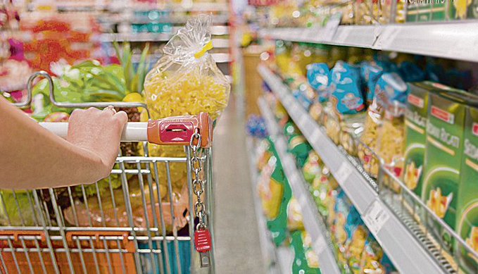 Preço faz cliente deixar produto no caixa do supermercado