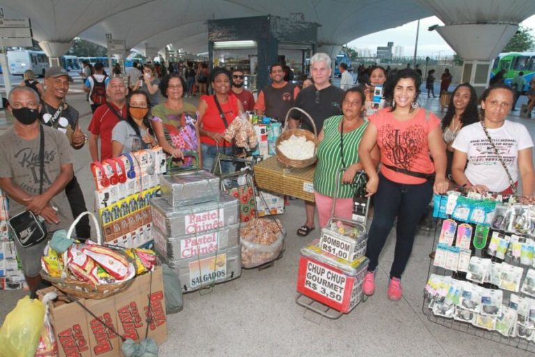 Reforço da PM para retirar ambulantes em terminais do Transcol