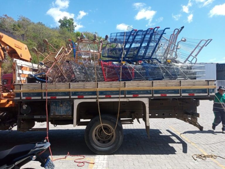 Polícia apreende 85 carrinhos de supermercado e fios com dono de ferro-velho