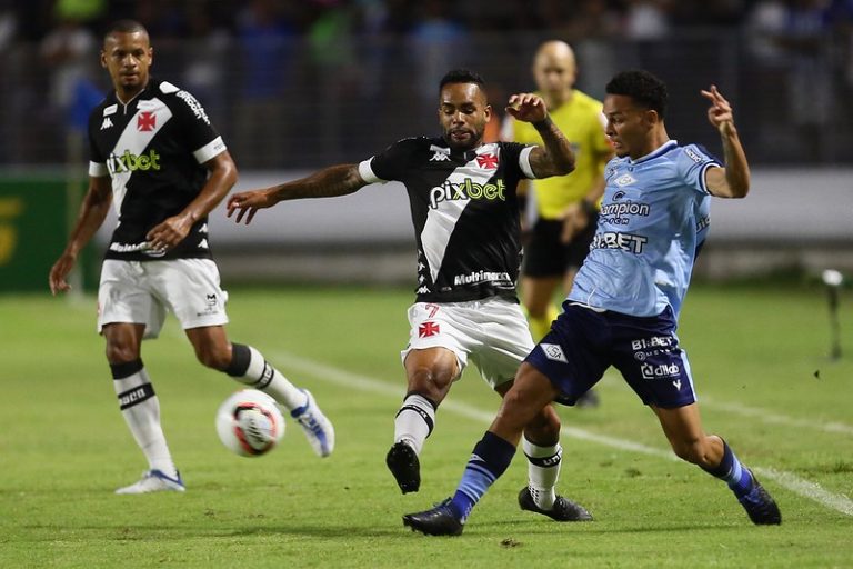 CSA aproveita erros do Vasco, vence em casa e deixa a zona do rebaixamento