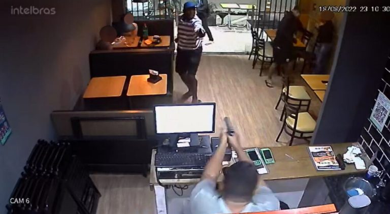 Assalto em lanchonete termina com duas pessoas mortas na Serra