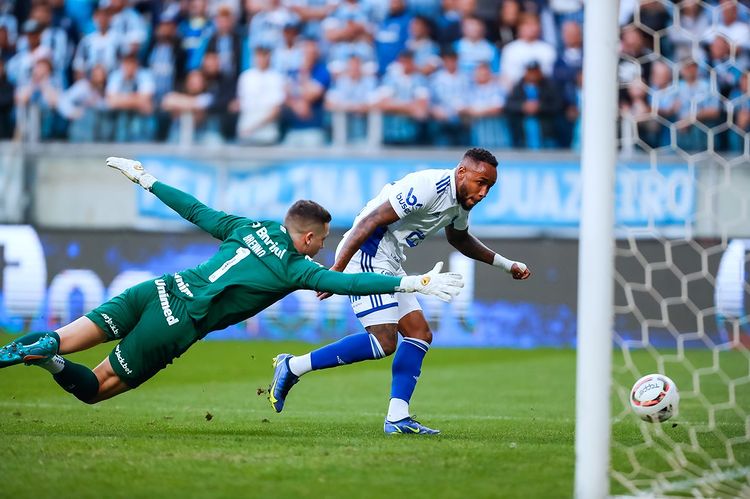 Cruzeiro empata com Grêmio fora e mantém ampla vantagem na ponta da Série B