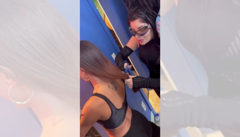 Anitta corta cabelo com GKay, se arrepende e chama cabeleireiro