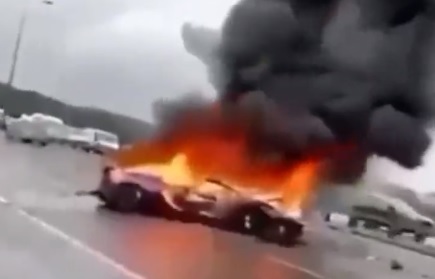 Carro de luxo explode após acidente e deixa três pessoas feridas