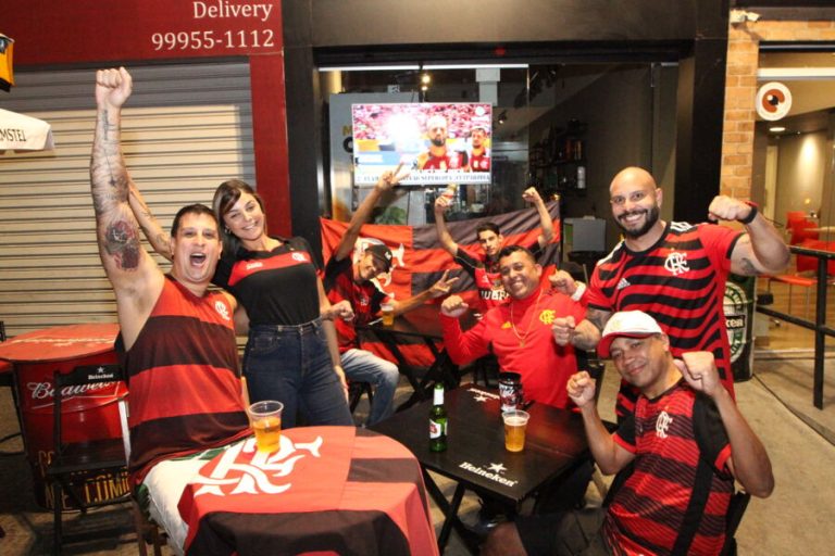 Rodada dupla, música e telão para ver jogos de Fla e Flu