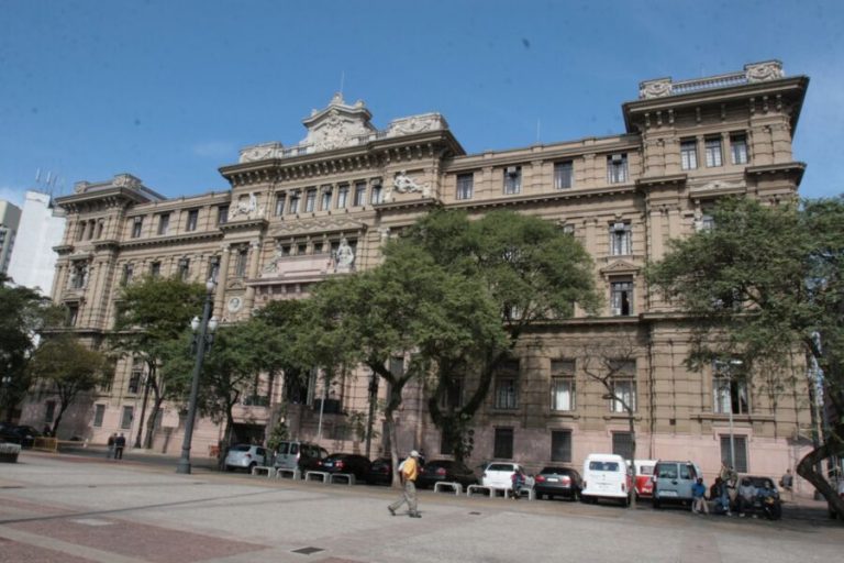 Policial é condenado a 18 anos de prisão por matar estudante a pauladas