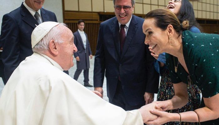 Maria Beltrão encontra papa Francisco e escuta: ‘Cachaça é água?’