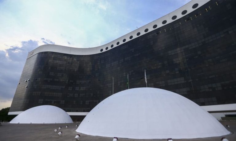 Justiça Eleitoral recebe 1,3 mil denúncias de propaganda irregular