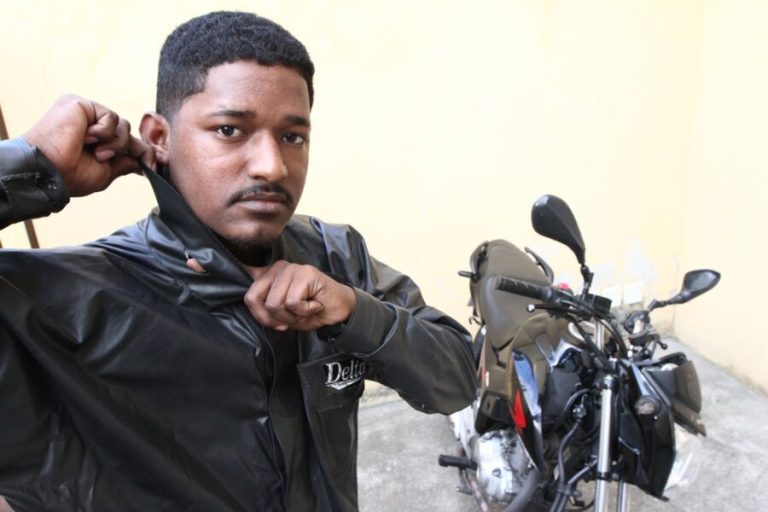 Linha de pipa fere motoboy na orla de Camburi