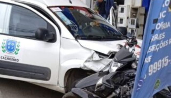 Homem rouba ambulância, sofre acidente e é preso no Sul