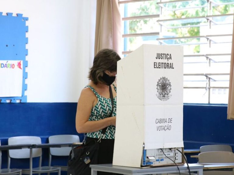 TSE proíbe celular, mesmo desligado, na cabine de votação