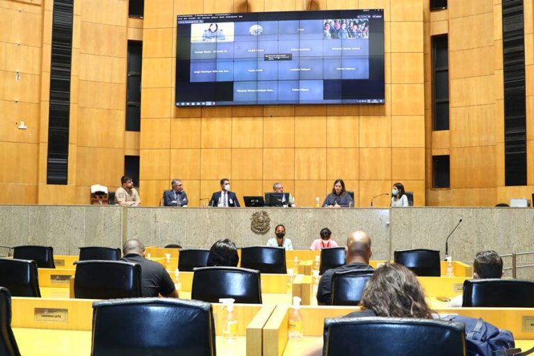 Promessa de pôr em pauta na Assembleia Legislativa projetos travados