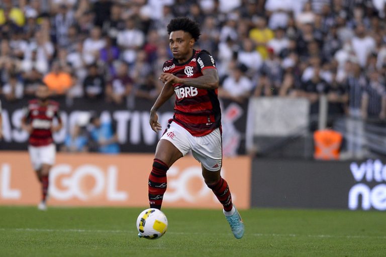 Vitinho acerta com clube da Arábia Saudita e encaminhada saída do Flamengo