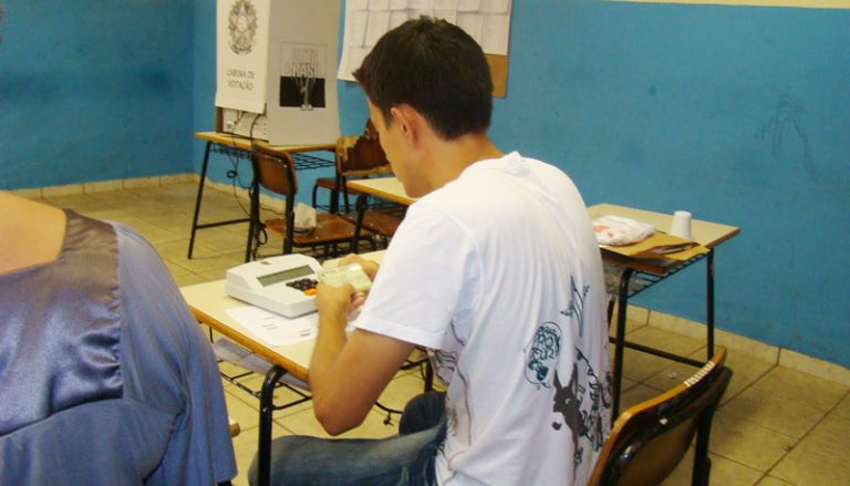Eleitor será obrigado a entregar o celular antes de entrar em cabine de votação