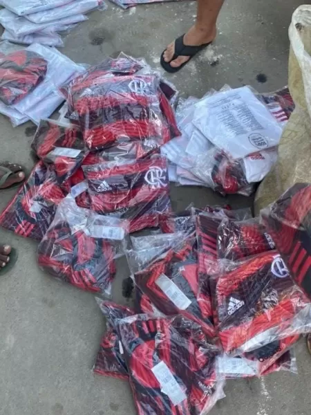 Caminhão com 25 mil itens do Flamengo é roubado no Rio