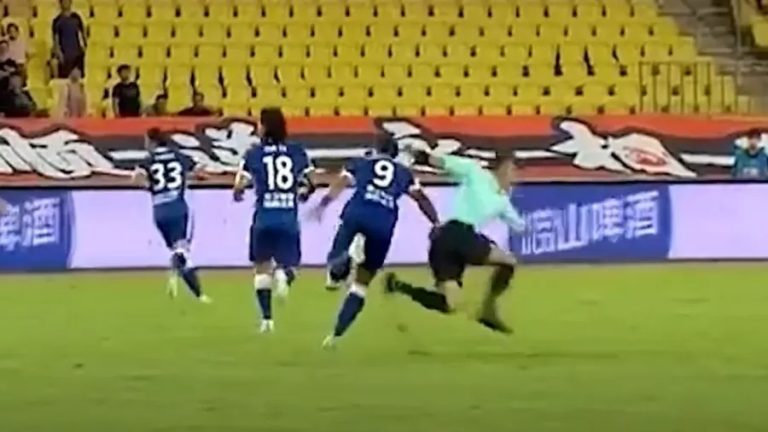 Henrique Dourado é suspenso por um ano no futebol chinês por trombar com árbitro