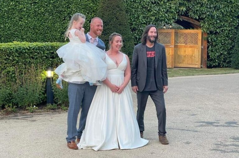 Keanu Reeves vai a casamento após ser convidado pelo noivo em bar de hotel