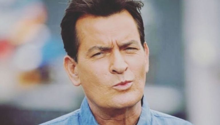 Charlie Sheen pagará R$ 607 mil à ex-namorada após polêmica com HIV