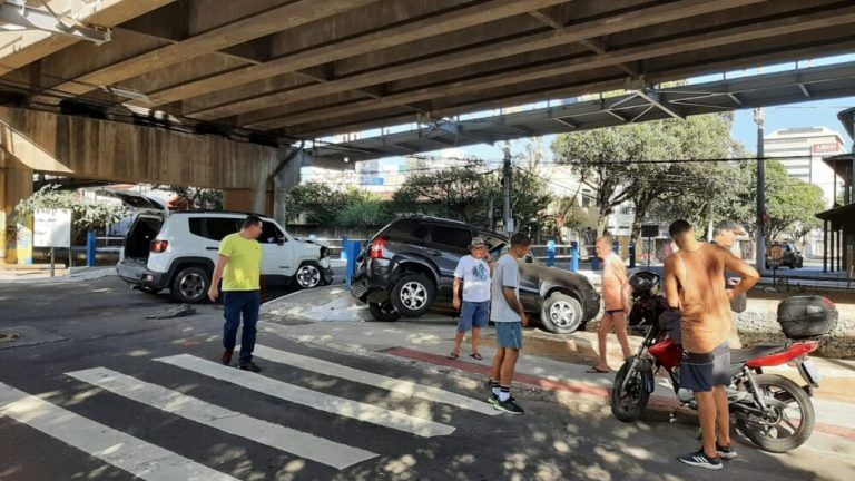 Carro quase cai em valão na Praia da Costa após acidente
