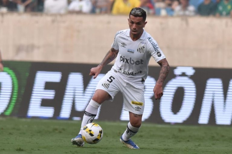 Santos sofre com o forte calor, fica no empate sem gols com o Cuiabá e é vaiado