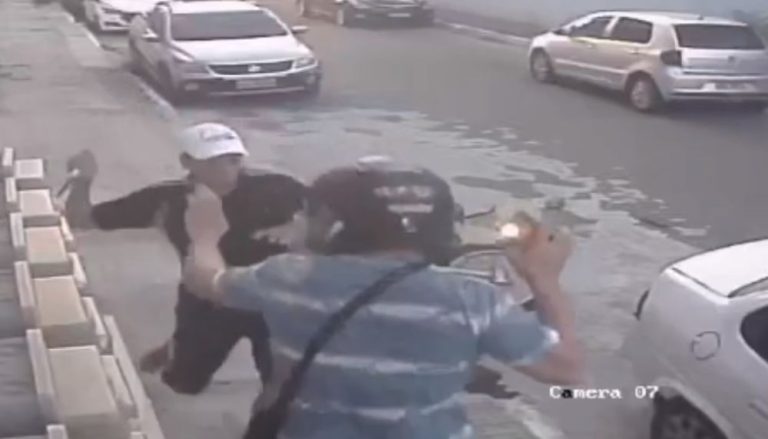 Homem é esfaqueado durante assalto ao buscar namorada em Vila Velha