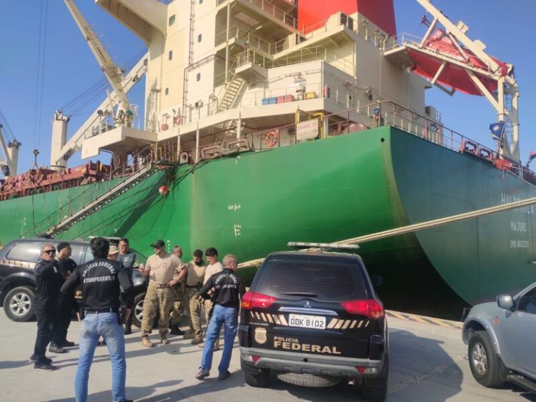 Federal apreende 450 quilos de cocaína escondidos em casco de navio no ES
