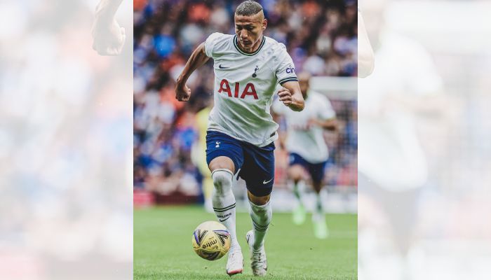 Richarlison faz embaixadinha em jogo, recebe críticas e rebate: “Chora mais”
