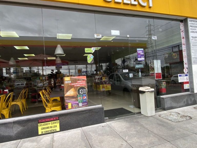 Homem é trancado em loja de conveniência após tentativa de assalto