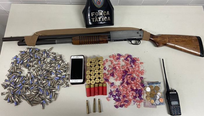 Polícia apreende adolescente com espingarda, drogas e munições na Serra