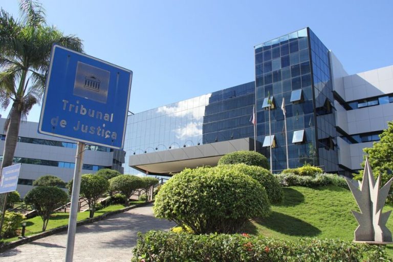 Justiça condena companhia de saneamento a indenizar homem cobrado indevidamente