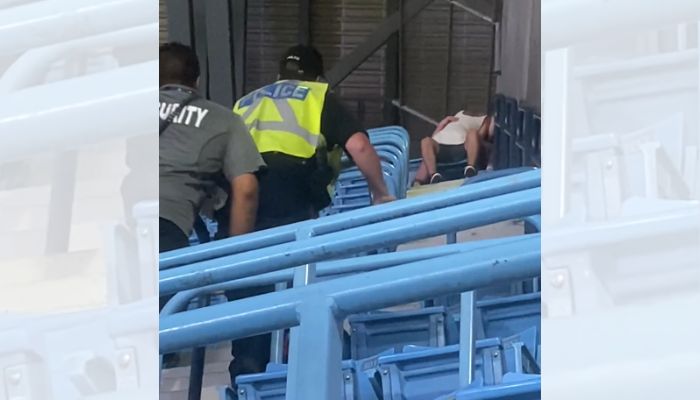 Casal é flagrado fazendo sexo na arquibancada durante jogo