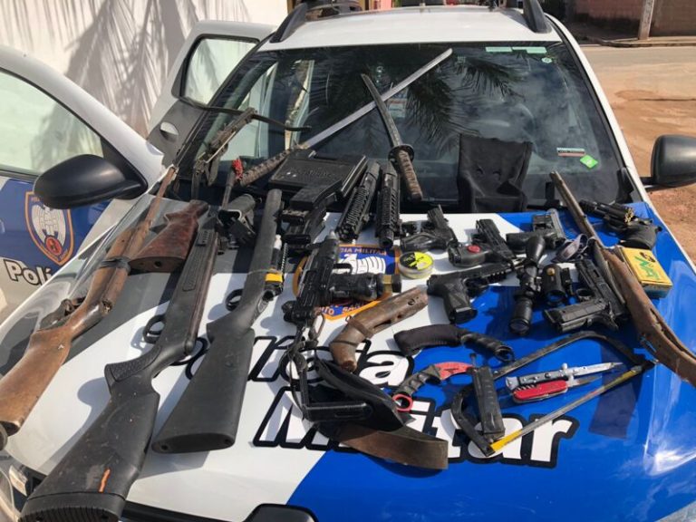 Homem é preso com armas de airsoft, espadas e besta em cidade do ES