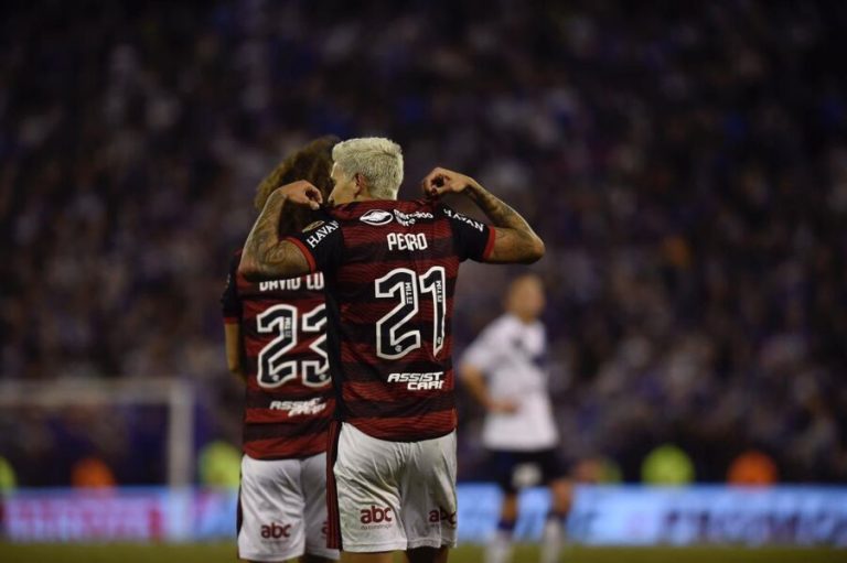 Flamengo goleia Vélez com três de Pedro e “coloca pé” na final da Libertadores