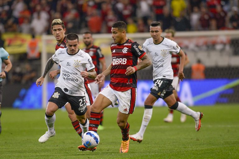 Libertadores: Corinthians é dominado em casa, perde para Flamengo e se complica