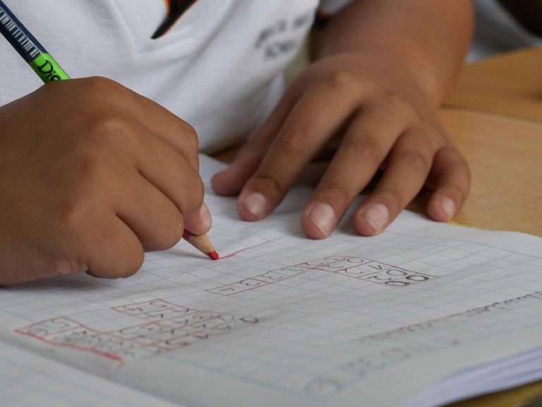 Crianças assustadas com tiros pedem para não ir à escola