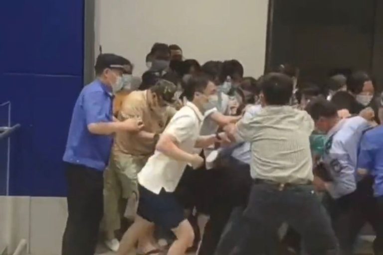 Clientes tentam sair de loja em Xangai ao saber que ela entraria em lockdown