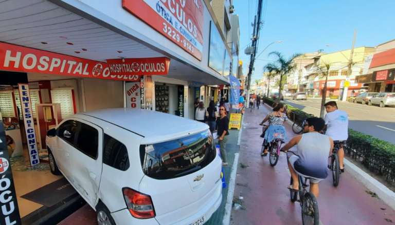 Carro invade ótica no centro de Vila Velha
