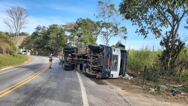 Quatro pessoas ficam feridas após caminhão de arroz tombar na BR 482