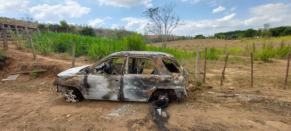 Homem joga gasolina e coloca fogo em carro com a mulher e filho dentro no ES