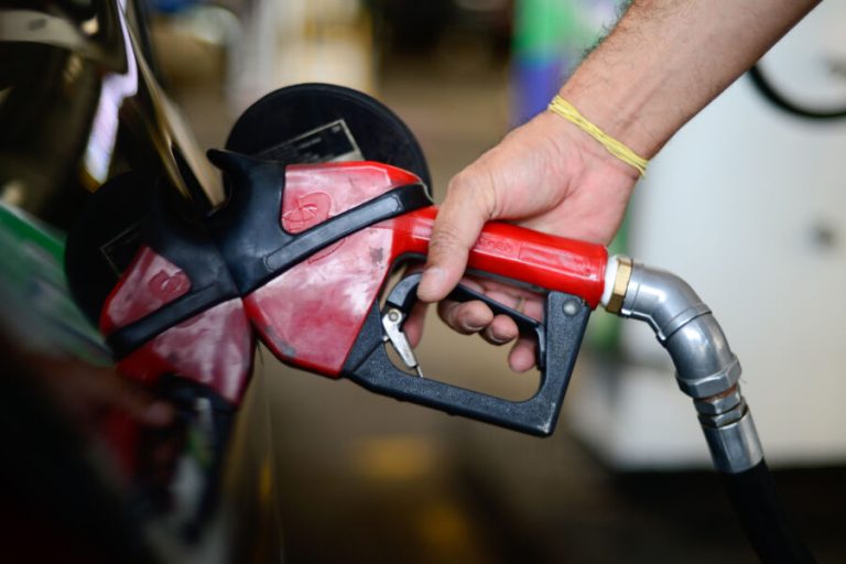 Petrobras anuncia redução de 7% para o preço da gasolina nas refinarias
