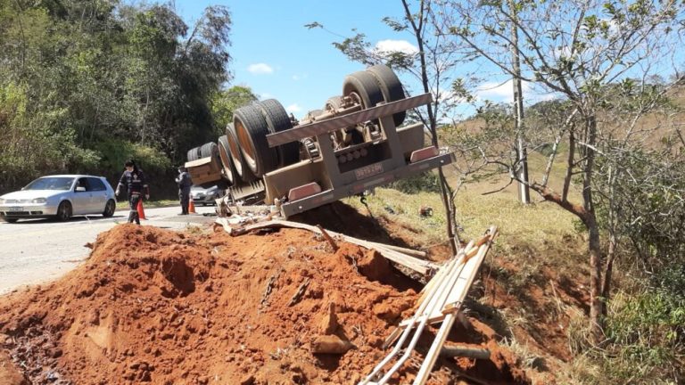 Carreta com bloco de granito tomba e motorista morre preso às ferragens no ES