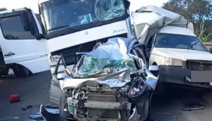 Acidente com quatro veículos deixa dois feridos na Rodovia do Contorno