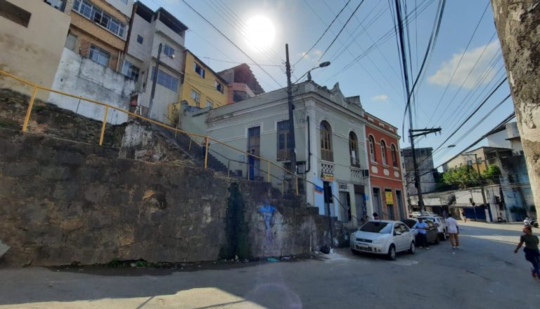 Três pessoas da mesma família são feridas a tiros após ataque em Vitória