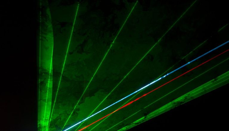 Laser utilizado em shows danifica câmera de celular? Entenda como acontece