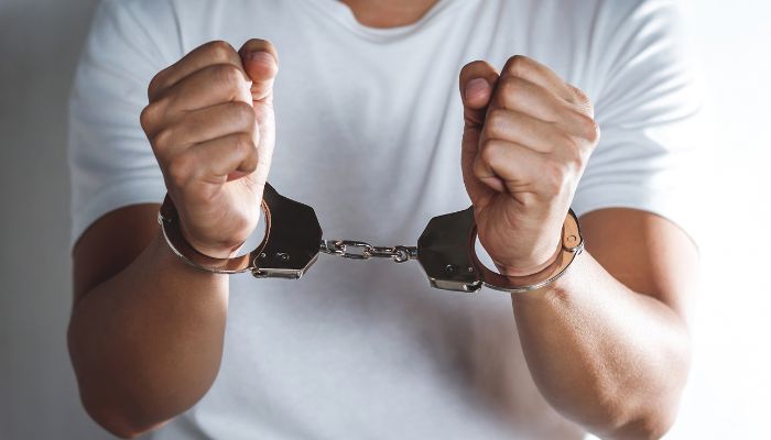 Homem se disfarça de policial, algema vítima e rouba carro